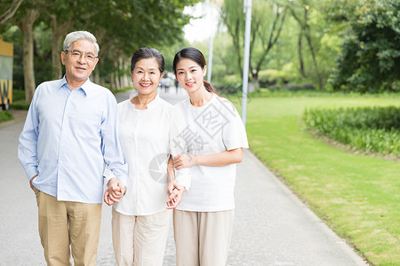 公园女儿陪伴老年夫妻图片