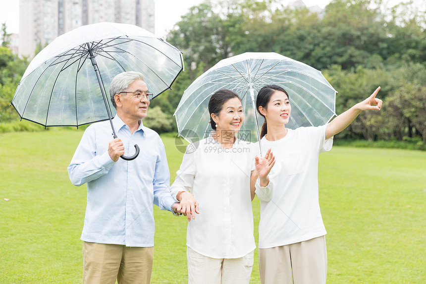 幸福一家人雨天散步图片