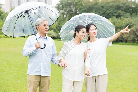 幸福一家人雨天散步图片