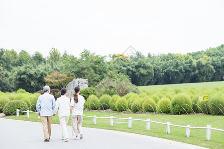 幸福一家人公园散步高清图片