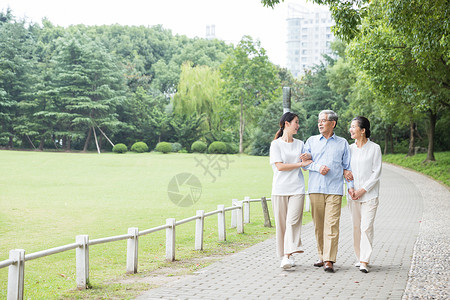 老年女人素材幸福一家人公园散步背景