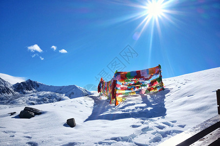 藏地川西雪域的高原经幡背景图片