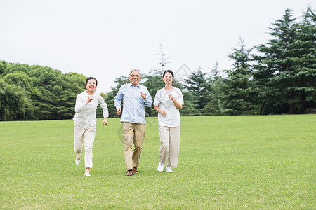 草地上幸福一家人奔跑图片