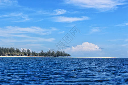 马来西亚碧海蓝天下的美人鱼岛高清图片