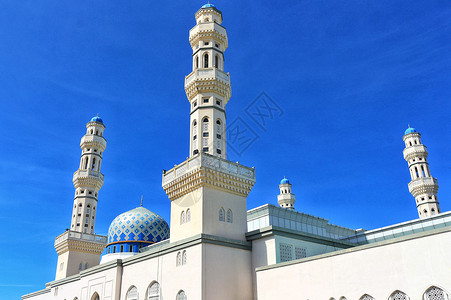 马来西亚蓝天下的亚庇水上清真寺背景图片