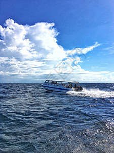 蓝色海域马来西亚海域飞驰的快艇背景