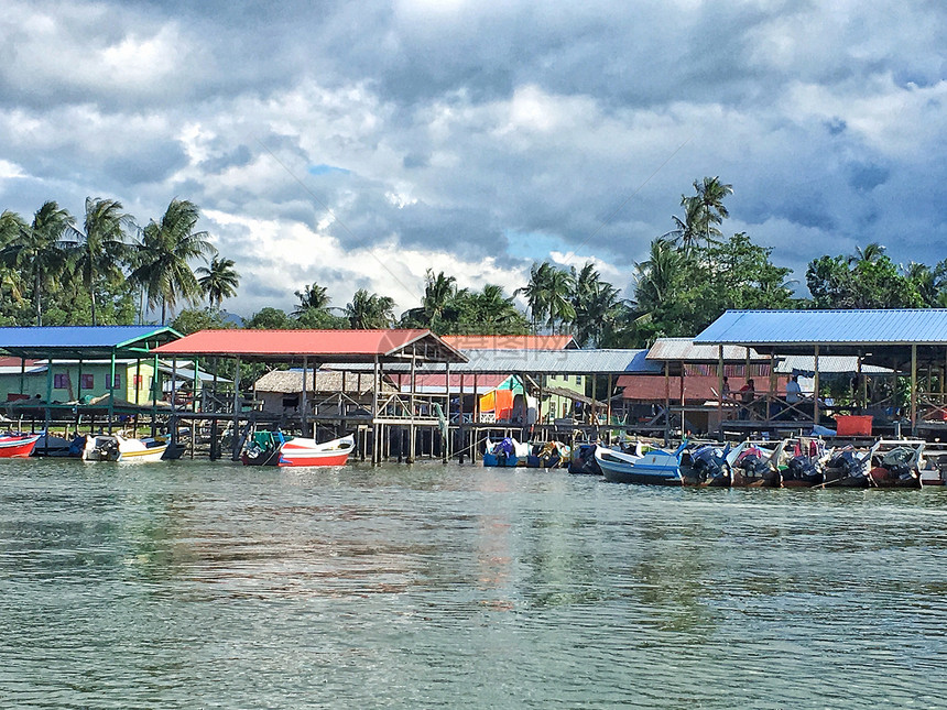 马来西亚出海口的彩色水屋群图片