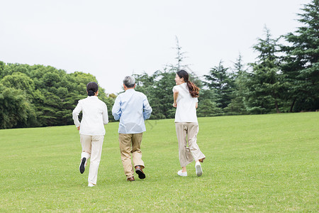 老年人奔跑草地上幸福一家人奔跑背景