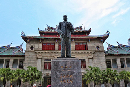 陈嘉庚雕像傍晚时分的厦门大学陈嘉庚纪念堂背景