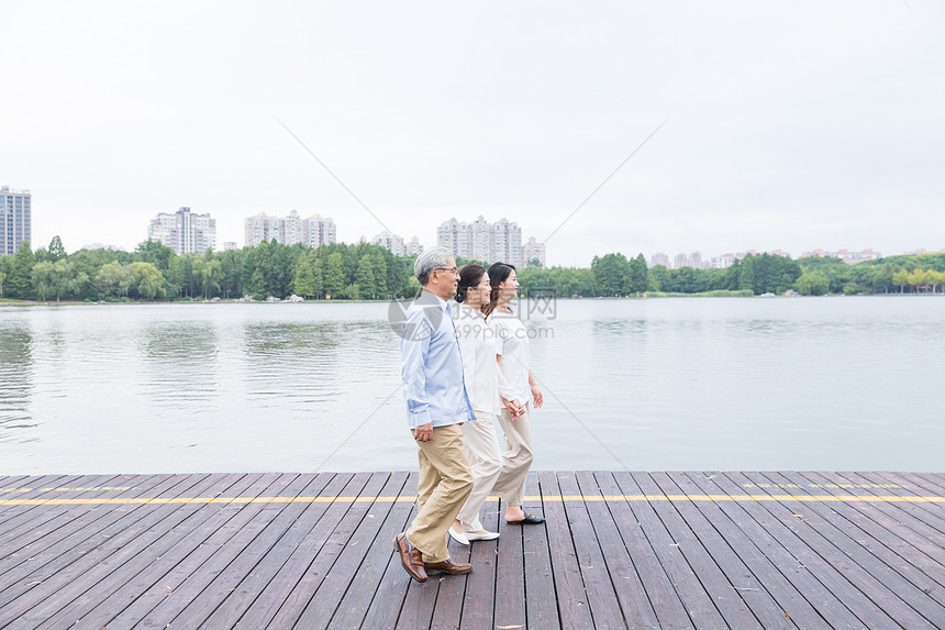 公园老年夫妻和女儿散步图片