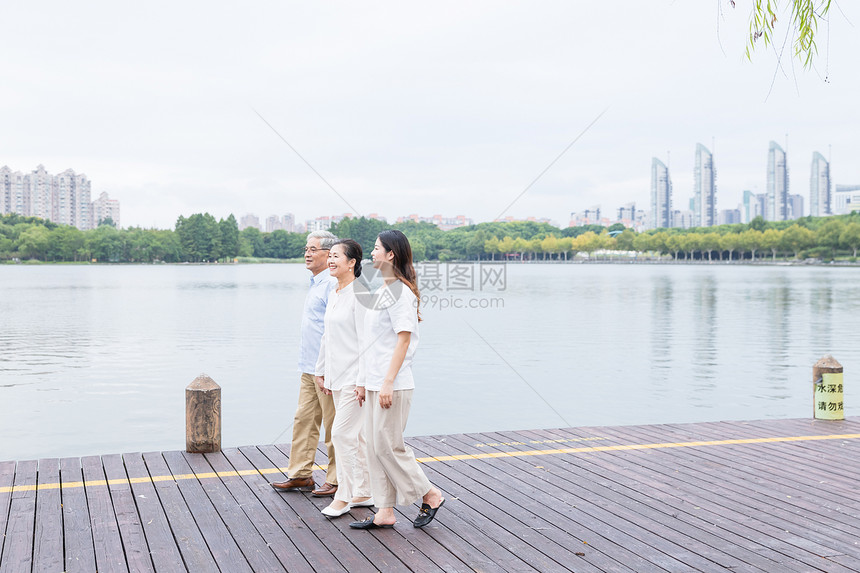 公园老年夫妻和女儿散步图片