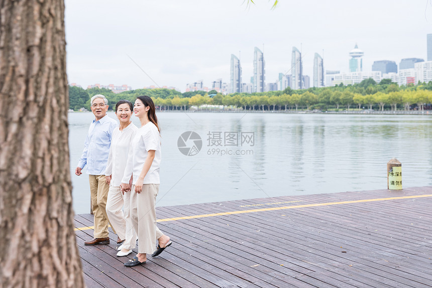 公园老年夫妻和女儿散步图片