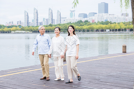 公园老年夫妻和女儿散步图片