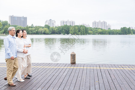 公园老年夫妻和女儿散步图片