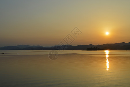 杭州千岛湖风景区的黄昏背景图片