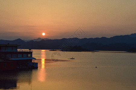 黄昏下的千岛湖风景区图片