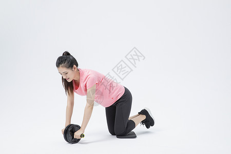 女性运动健腹轮高清图片