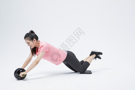 女性运动健腹轮高清图片