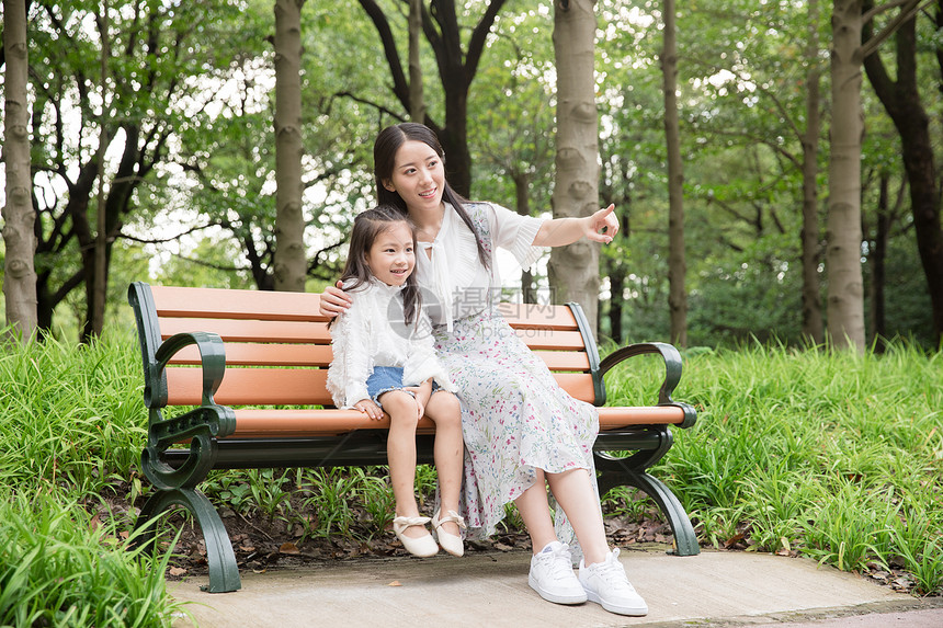 妈妈和女儿在公园玩图片