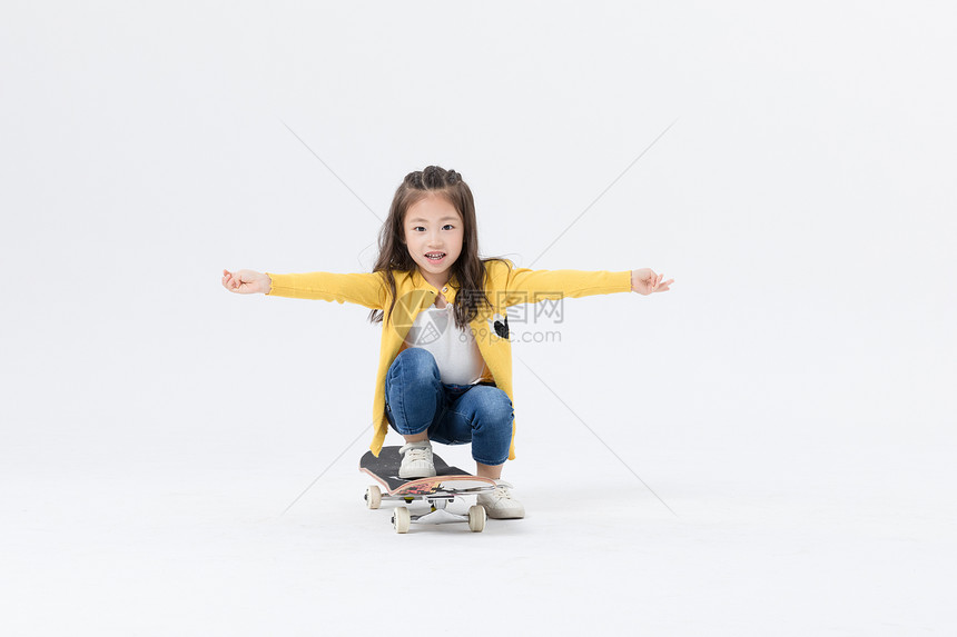 玩滑板的小女孩图片
