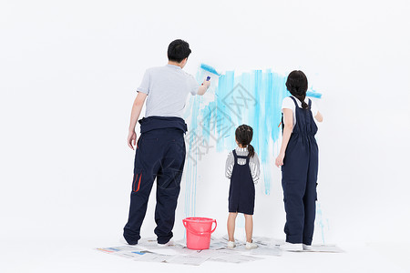 一家人一起装修刷墙高清图片