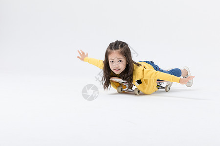 玩滑板的小女孩图片