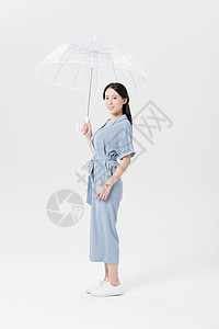 年轻美女撑伞打伞形象背景图片
