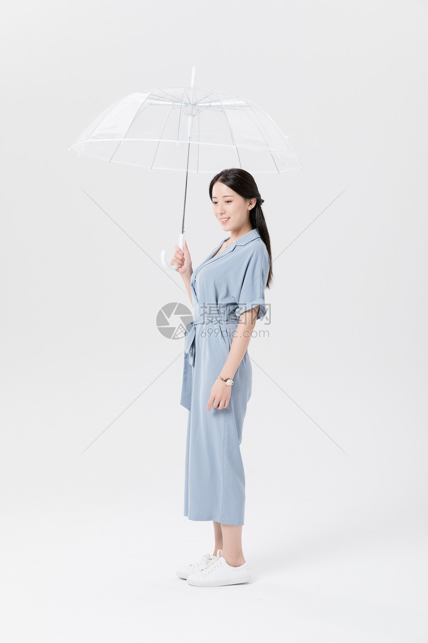 年轻美女撑伞打伞形象图片