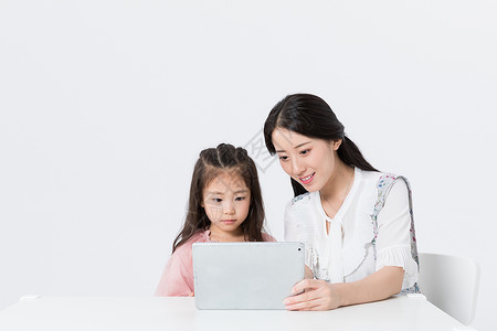 电脑和平板妈妈陪伴孩子网络学习背景