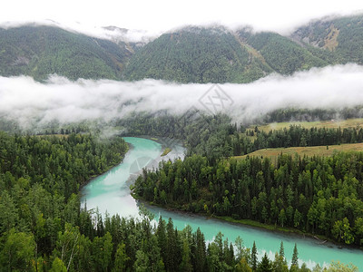 大美新疆喀纳斯月亮湾晨雾升起时背景