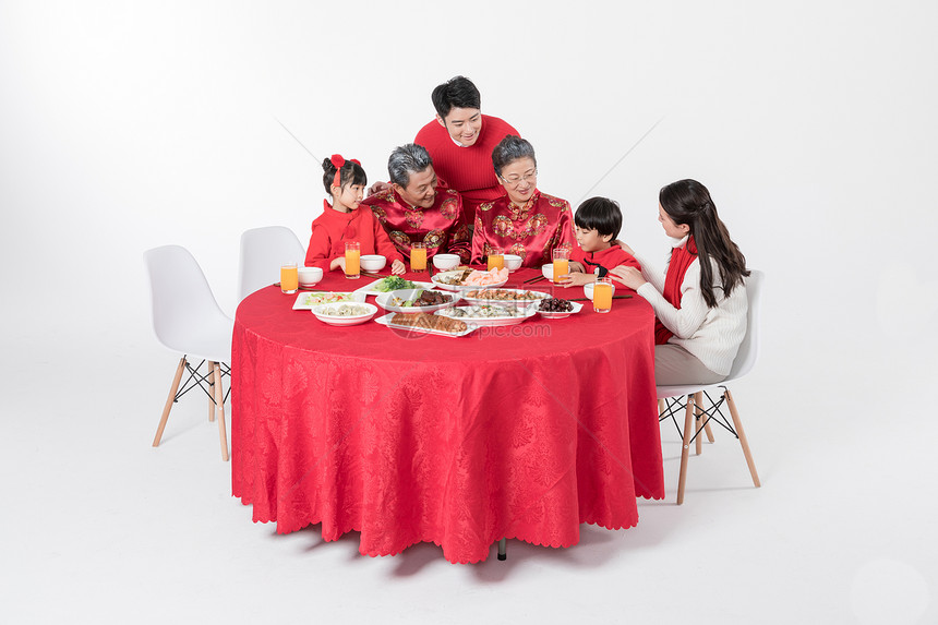 开心吃年夜饭的一家人图片