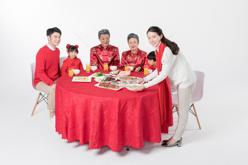 开心吃年夜饭的一家人图片