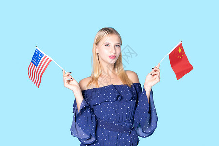 美国留学生外国美女手拿两国国旗背景