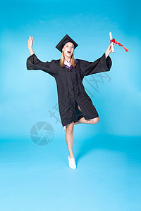 穿学士服的外国女生穿毕业装的女生跳跃背景