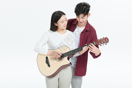 学习弹吉他的情侣图片