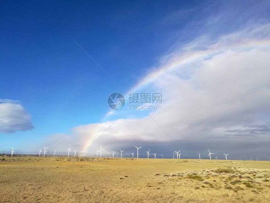 大美新疆邂逅彩虹风车图片