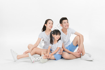幸福的一家三口坐在地上坐在地上的幸福一家人背景
