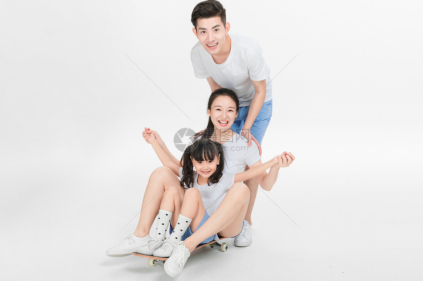 家庭呵护玩滑板图片