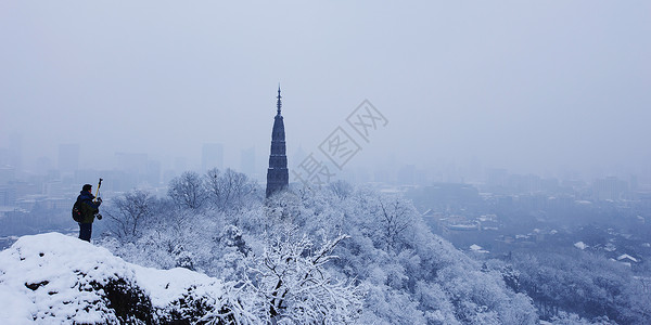 拍雪游客拍西湖雪景背景