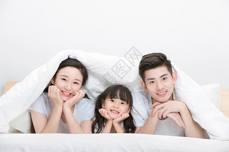 一家人在床上在床上幸福的一家人背景