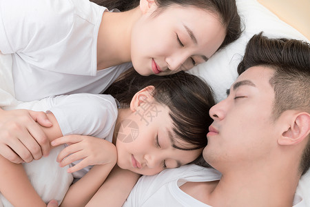 正在睡觉的一家人正在睡觉温馨的一家三口背景