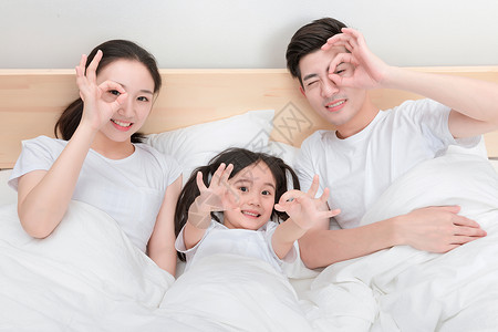 躺在床上的一家人图片