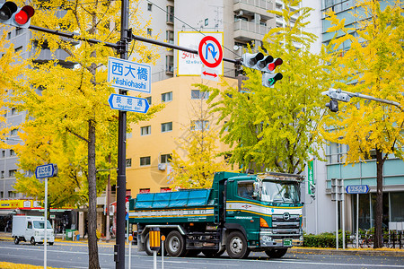 日本街道秋景背景