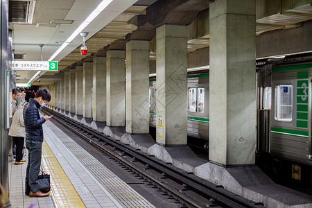 日本等候地铁轨道高清图片素材