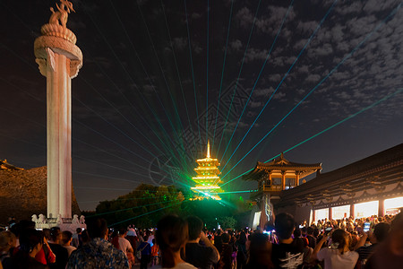 湖北襄阳唐城内看灯光秀演出的人群背景图片