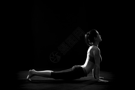 女性瑜伽运动图片