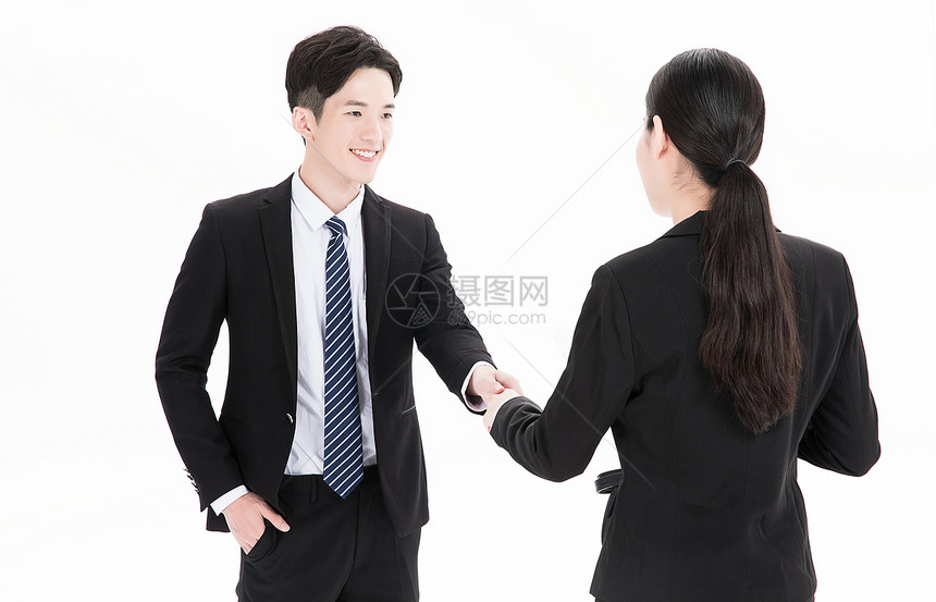 握手交谈的男性女性白领图片