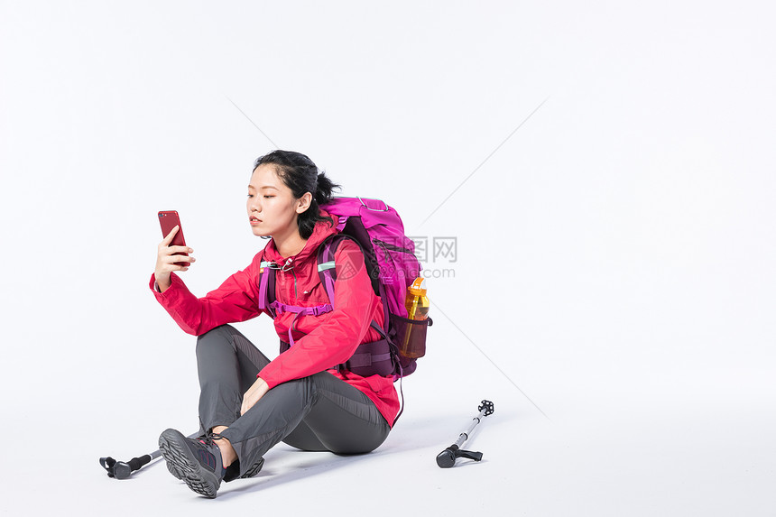 远足女性休息看手机图片