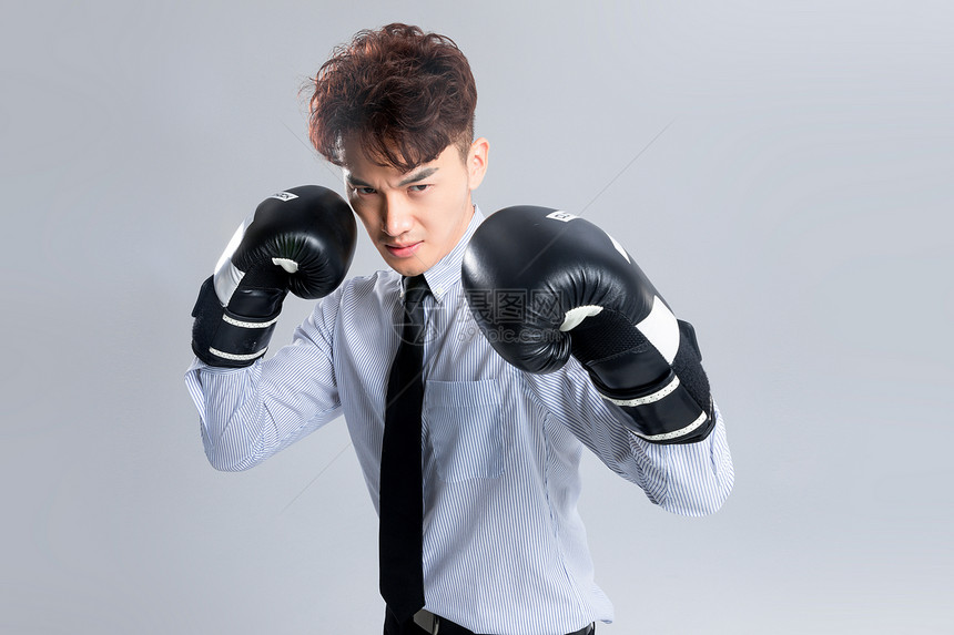年轻商务男子戴着拳击手套图片