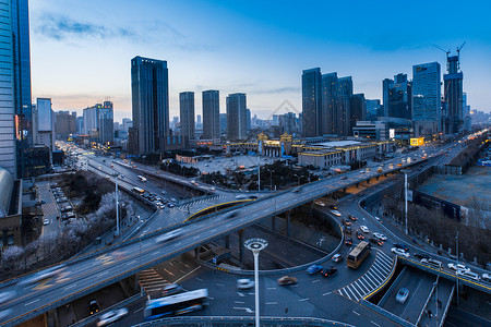 城市高架车流延时摄影图片